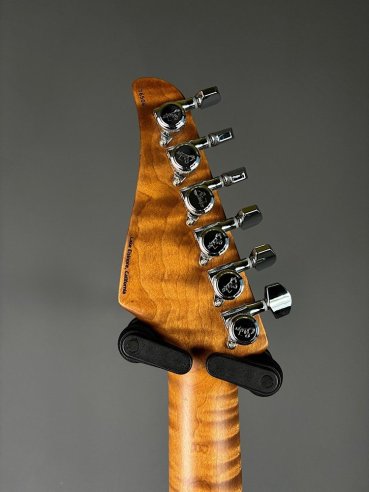 Suhr Classic S Antique RW HSH Flame Maple Neck Black