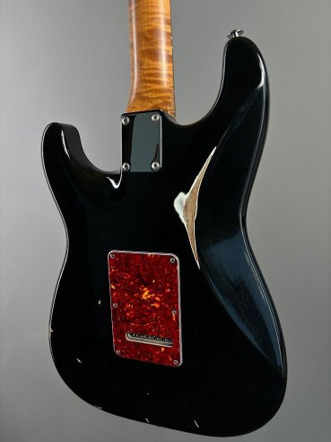 Suhr Classic S Antique RW HSH Flame Maple Neck Black