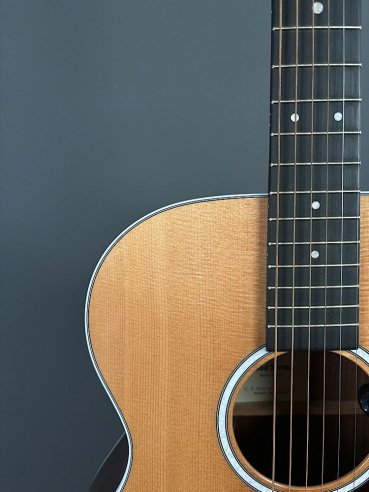 Martin 000-13E Siris Road Series Chitarra Folk Elettrificata w/Soft Shell