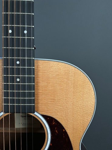 Martin 000-13E Siris Road Series Chitarra Folk Elettrificata w/Soft Shell