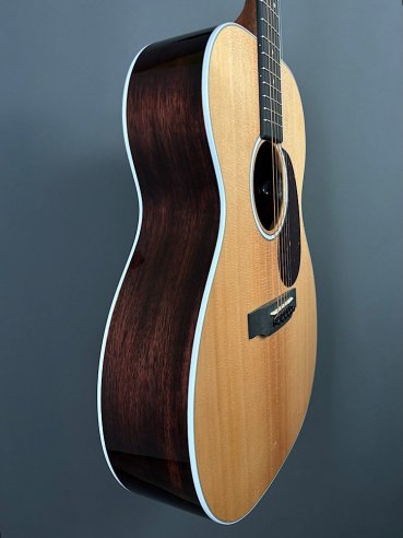 Martin 000-13E Siris Road Series Chitarra Folk Elettrificata w/Soft Shell