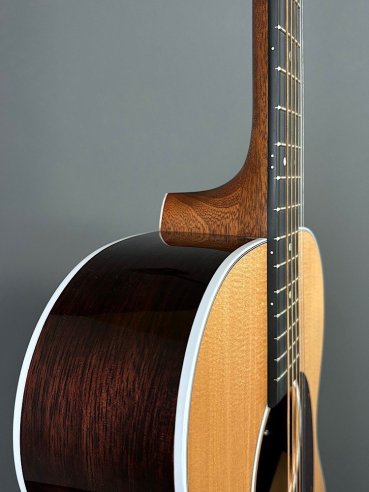 Martin 000-13E Siris Road Series Chitarra Folk Elettrificata w/Soft Shell