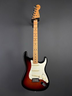 Fender American Professional Stratocaster Maple Fingerboard 3 Color Sunburst 2
