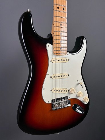 Fender American Professional Stratocaster Maple Fingerboard 3 Color Sunburst