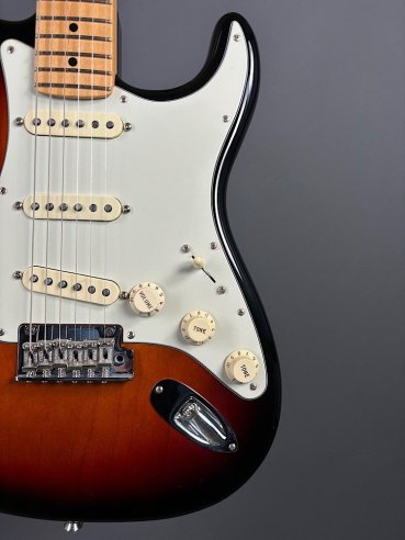 Fender American Professional Stratocaster Maple Fingerboard 3 Color Sunburst