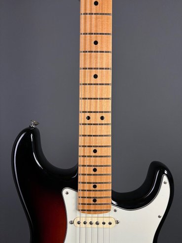 Fender American Professional Stratocaster Maple Fingerboard 3 Color Sunburst