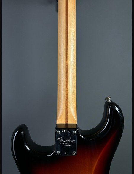 Fender American Professional Stratocaster Maple Fingerboard 3 Color Sunburst