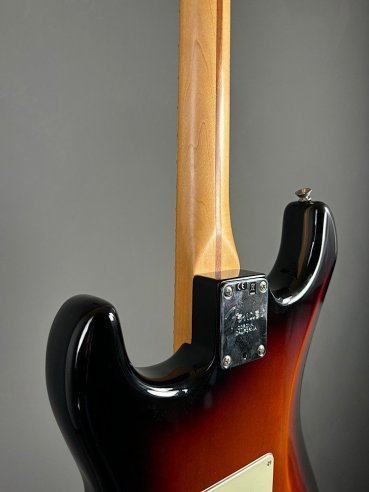 Fender American Professional Stratocaster Maple Fingerboard 3 Color Sunburst