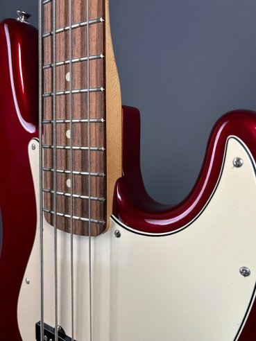 Fender Standard Jazz Bass Rosewood Fingerboard Candy Apple Red