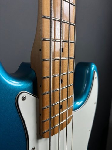 Fender Standard Jazz Bass Maple Fingerboard Lake Placid Blue