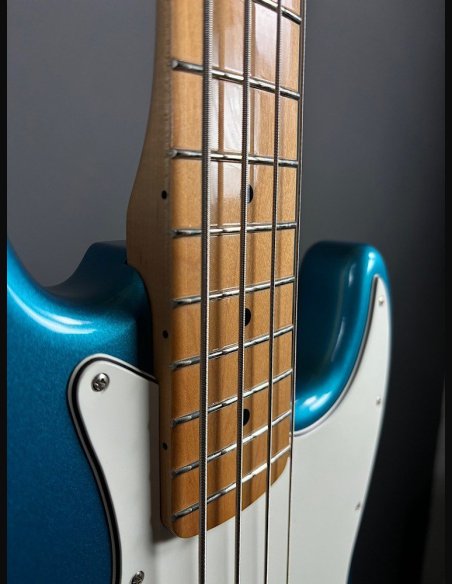 Fender Standard Jazz Bass Maple Fingerboard Lake Placid Blue