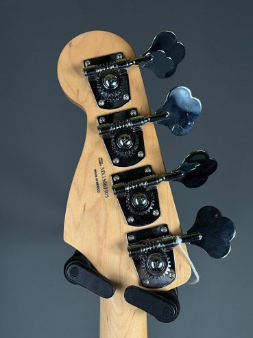 Fender Standard Jazz Bass Maple Fingerboard Lake Placid Blue