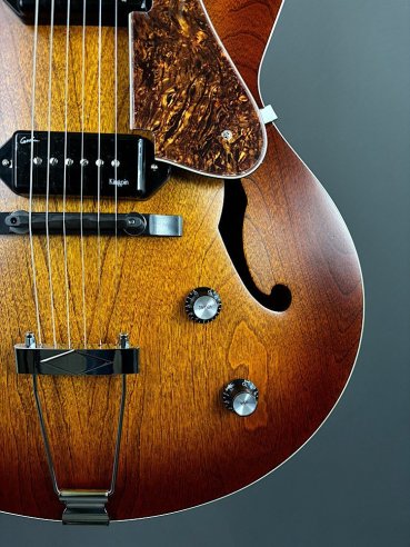 Godin 5th Avenue CW Kingpin II P90 Cognac Burst