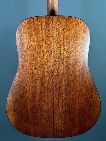 Martin D-18 Street Legend