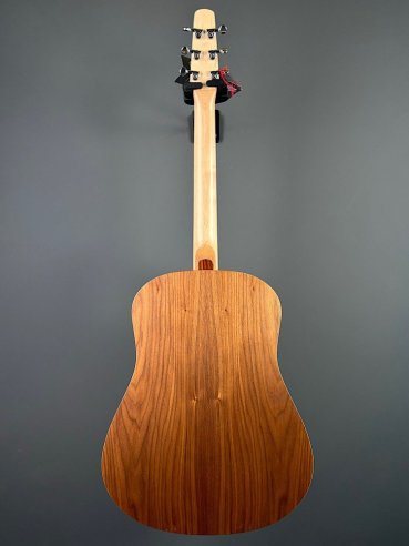 Seagull Walnut Dreadnought Fishman Isyst