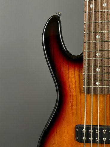 G&L L2500 Tribute Rosewood Fingerboard 3 Color Sunburst 5 Corde