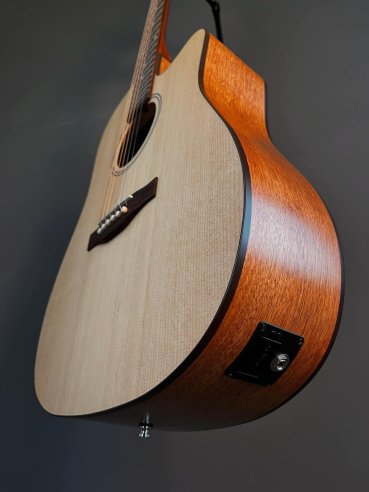 Godin Metropolis CW Natural EQ