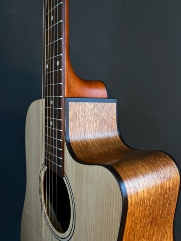 Godin Metropolis CW Natural EQ