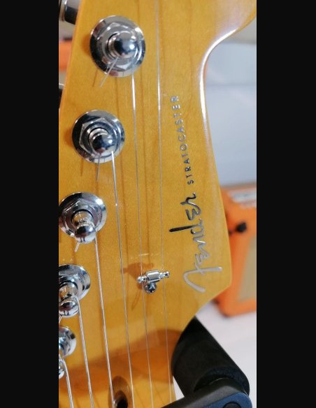 Fender American Deluxe Stratocaster V Neck Maple Fingerboard Candy Apple Red