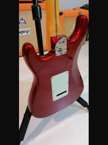 Fender American Deluxe Stratocaster V Neck Maple Fingerboard Candy Apple Red