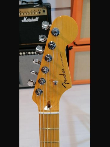 Fender American Deluxe Stratocaster V Neck Maple Fingerboard Candy Apple Red