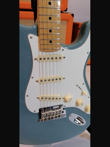 Fender American Professional Stratocaster Maple Fingerboard Sonic Grey