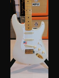 Fender American Vintage '57 Commemorative Stratocaster Maple Fingerboard 2
