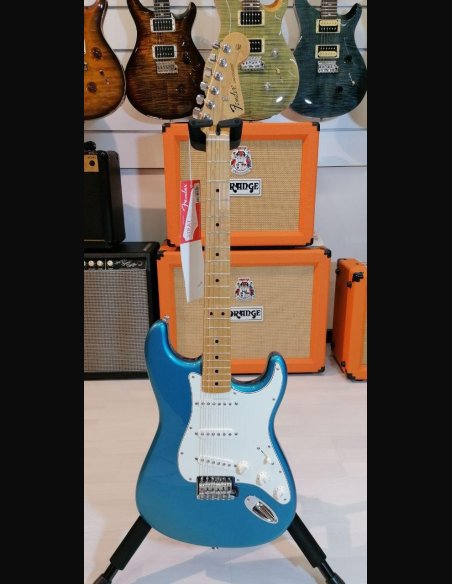 Fender Standard Stratocaster Maple Fingerboard Lake Placid Blue