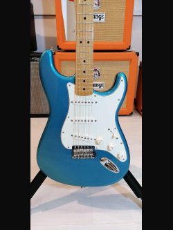 Fender Standard Stratocaster Maple Fingerboard Lake Placid Blue 2