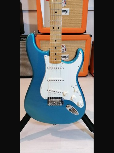 Fender Standard Stratocaster Maple Fingerboard Lake Placid Blue
