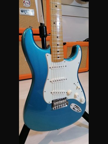 Fender Standard Stratocaster Maple Fingerboard Lake Placid Blue