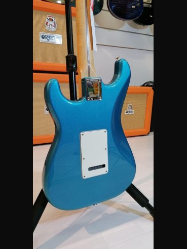 Fender Standard Stratocaster Maple Fingerboard Lake Placid Blue