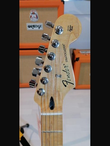 Fender Standard Stratocaster Maple Fingerboard Lake Placid Blue