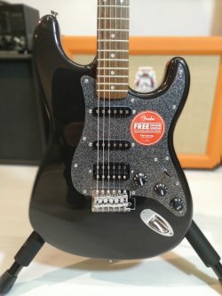 Squier Affinity Stratocaster HSS Lrl Montego Rosewood Fingerboard Black Metal 2