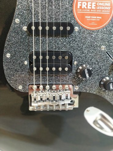 Squier Affinity Stratocaster HSS Lrl Montego Rosewood Fingerboard Black Metal