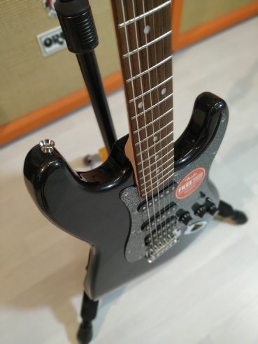 Squier Affinity Stratocaster HSS Lrl Montego Rosewood Fingerboard Black Metal