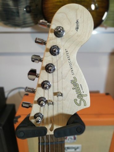 Squier Affinity Stratocaster HSS Lrl Montego Rosewood Fingerboard Black Metal