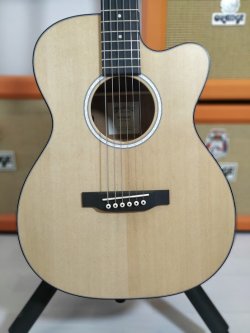 Martin 000CJr-10E Chitarra Folk Elettrificata w/Soft Gig Bag 2